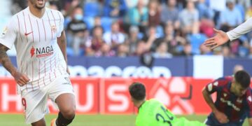 ‘Tecatito’ se estrena como goleador del Sevilla con doblete