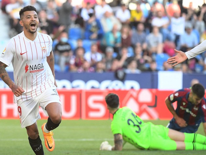 ‘Tecatito’ se estrena como goleador del Sevilla con doblete