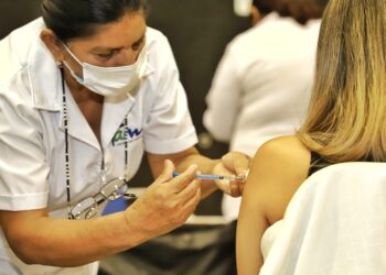 Aplican vacuna Pfizer a adolescentes de 15 a 17 años de edad