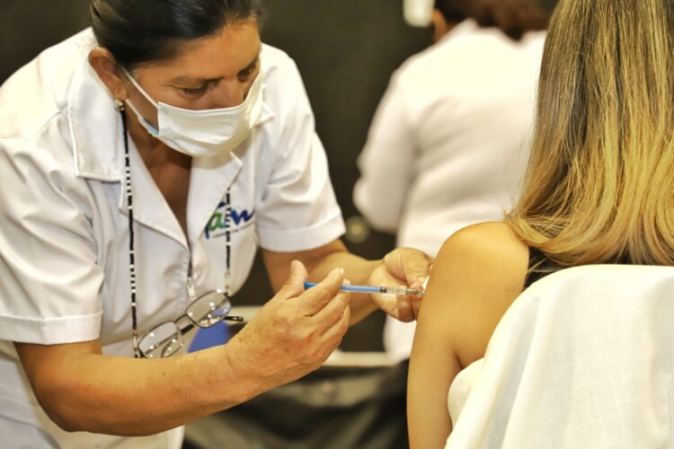 Aplican vacuna Pfizer a adolescentes de 15 a 17 años de edad