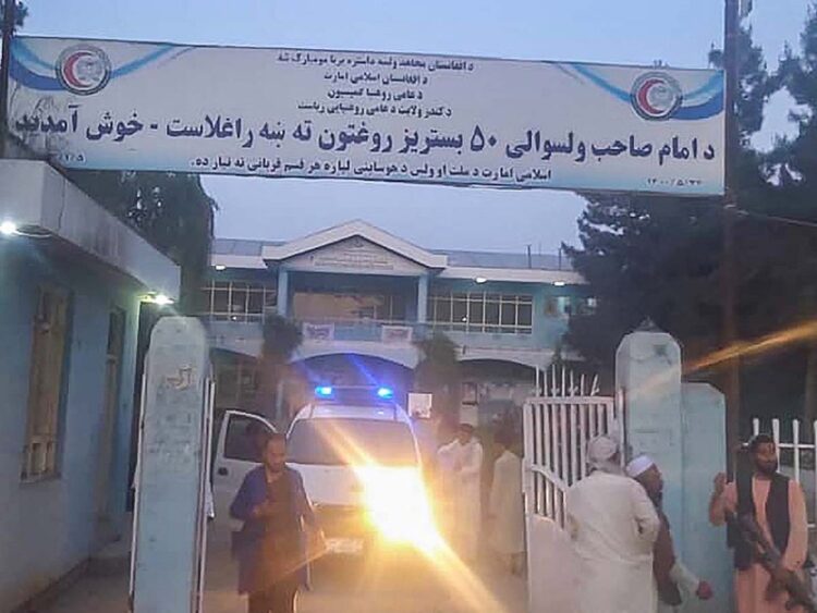 Explosión en mezquita de Afganistán mata a 33 personas