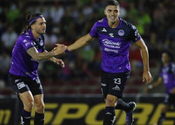 Mazatlán gana 2-0 a Bravos y mantiene vivo sueño del repechaje