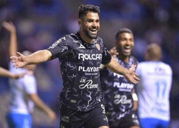 Necaxa aprovecha un error y triunfa en Puebla