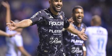 Necaxa aprovecha un error y triunfa en Puebla