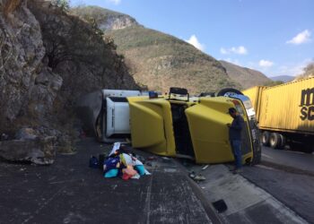 Vuelca tráiler con tomatillo en carretera Victoria-San Luis Potosí