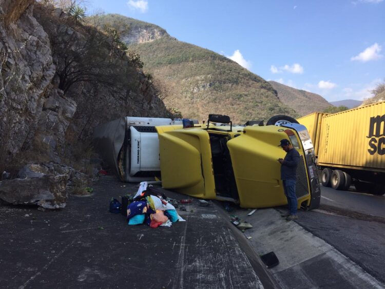 Vuelca tráiler con tomatillo en carretera Victoria-San Luis Potosí