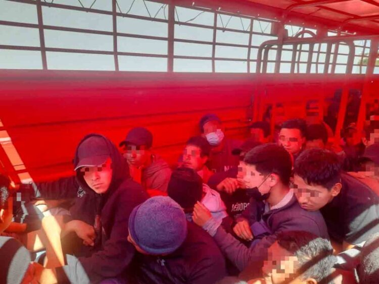 Rescatan a 82 migrantes en remolque ganadero en Coahuila