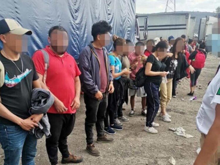 Aseguran a 330 migrantes en la autopista Puebla-Orizaba