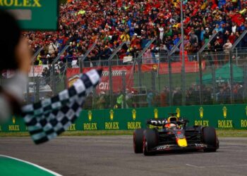 Verstappen dominante gana en Imola; Checo Pérez llega segundo