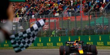Verstappen dominante gana en Imola; Checo Pérez llega segundo