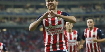 Chivas se impone 3-1 sobre Pumas y asegura repechaje