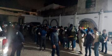 Detienen un autobús con 54 migrantes en Altamira, Tamaulipas