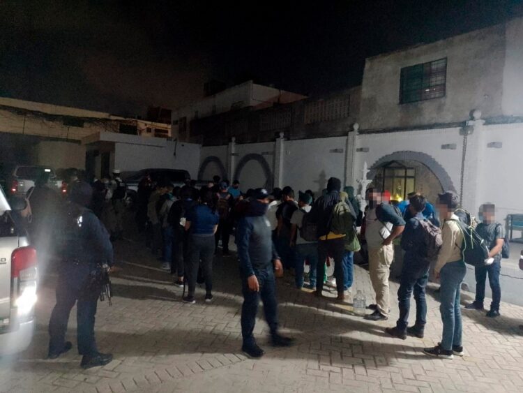 Detienen un autobús con 54 migrantes en Altamira, Tamaulipas