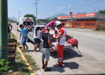 Pareja se lesiona al caer de una motocicleta