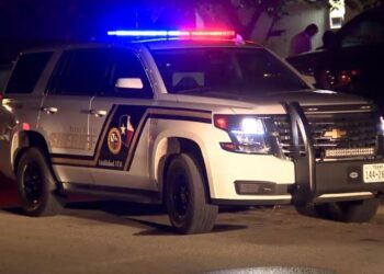 Vuelca camión con migrantes en Texas durante persecución policial; hay 16 heridos