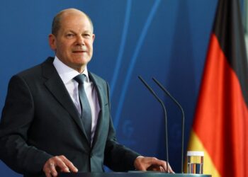 Alemania da giro y anuncia envío de tanques a Ucrania