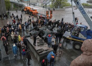 Derriban monumento soviético en Kiev que celebra amistad con Rusia