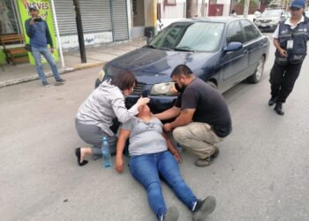 Mujer es arrollada por auto, pero salva a sus hijas.