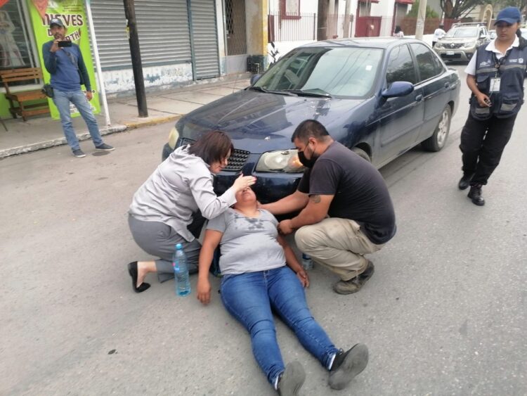 Mujer es arrollada por auto, pero salva a sus hijas.