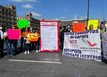 Extrabajadores de Capufe protestan frente a Palacio Nacional