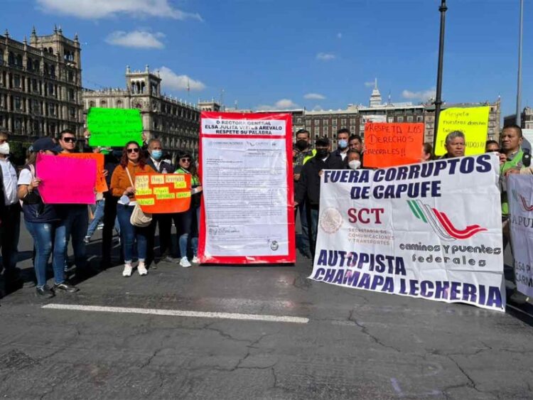 Extrabajadores de Capufe protestan frente a Palacio Nacional