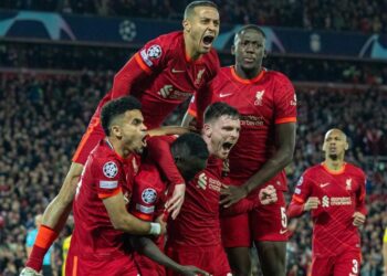 Liverpool derrota 2-0 a Villarreal y pone un pie en la final de la Champions