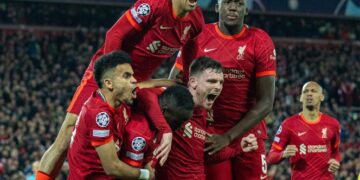 Liverpool derrota 2-0 a Villarreal y pone un pie en la final de la Champions