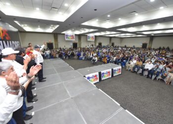 Miles de maestros reynosenses se suman a César Truko Verástegui