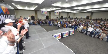 Miles de maestros reynosenses se suman a César Truko Verástegui