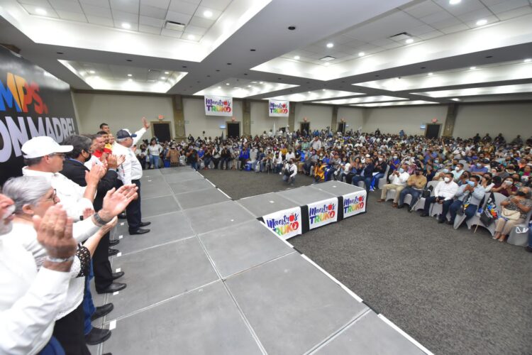 Miles de maestros reynosenses se suman a César Truko Verástegui