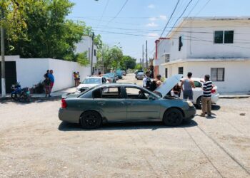 Chofer causa choque y trata de fugarse