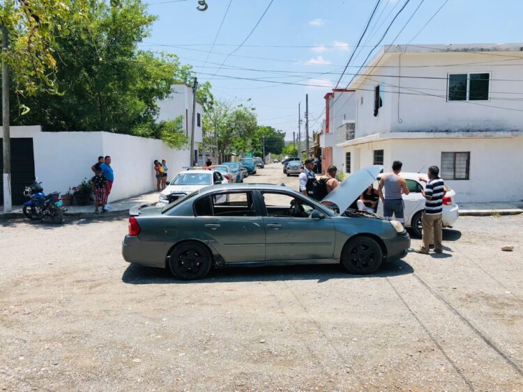 Chofer causa choque y trata de fugarse