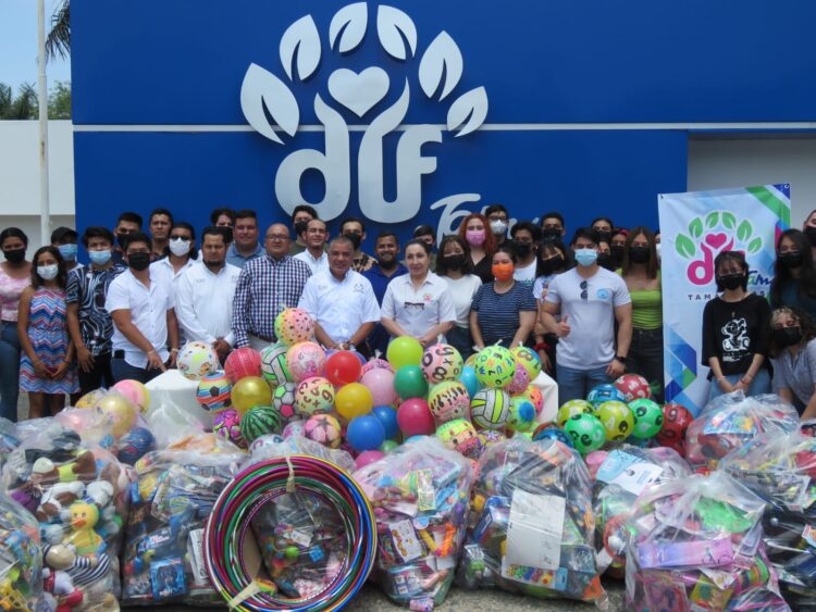 Entrega UAT donativo de juguetes al DIF Tamaulipas