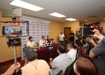 Denuncia Américo Villarreal presiones contra la burocracia estatal; “respetaré sus derechos”, les dice.