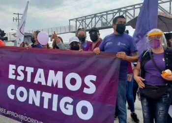 Simpatizantes de ‘El Bronco’ acuden al Penal de Apodaca a orar por él