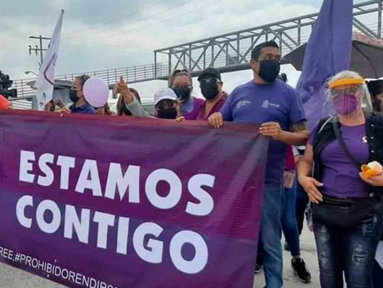 Simpatizantes de ‘El Bronco’ acuden al Penal de Apodaca a orar por él