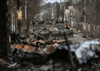 Sepultan a casi 300 personas en fosas comunes en ciudad ucraniana de Bucha