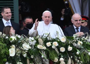 Papa Francisco critica veladamente a Putin; sopesa visita a Ucrania