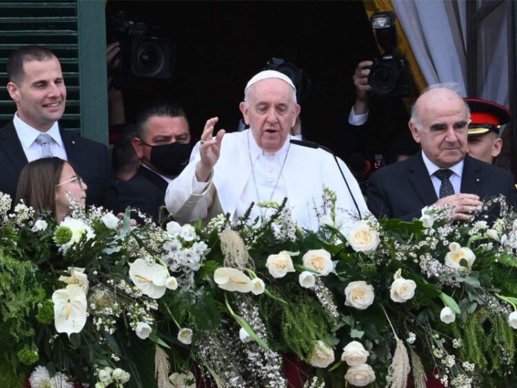 Papa Francisco critica veladamente a Putin; sopesa visita a Ucrania