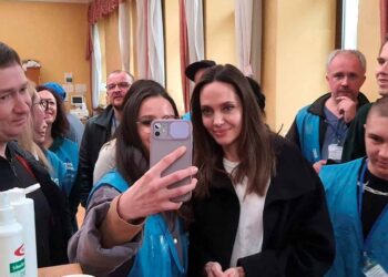 Angelina Jolie realiza visita “sorpresa” a desplazados en Ucrania