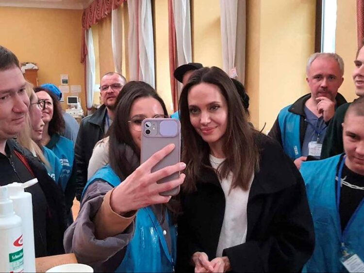 Angelina Jolie realiza visita “sorpresa” a desplazados en Ucrania