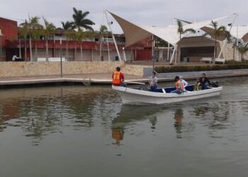 Se mete al hábitat de cocodrilos para pescar jaibas