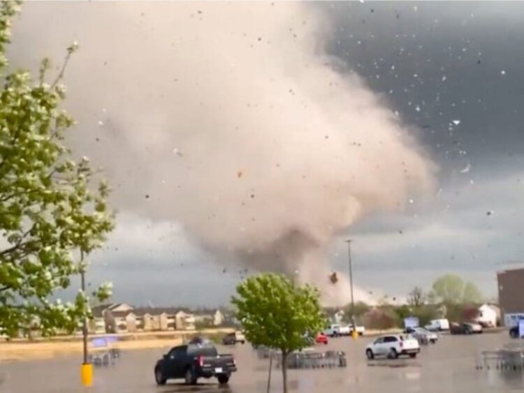 Tornado arrasa en Kansas; hay varios heridos y daños
