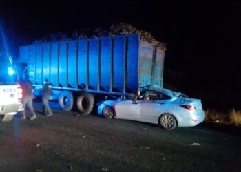 Muere chofer al estrellar auto atrás de camión