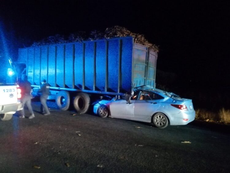 Muere chofer al estrellar auto atrás de camión