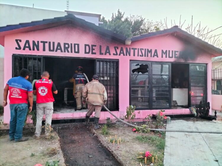 Ebrio incendia capilla de la Santísima Muerte en Victoria