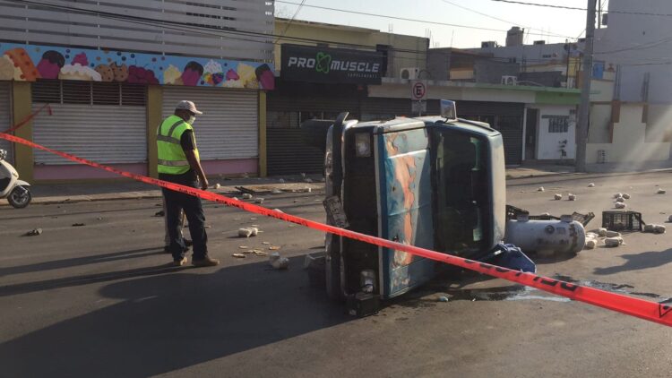 Muere taquero aplastado por su camioneta en 21 y Carrera Torres