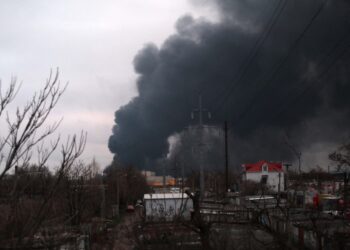 Bombardeos rusos en Odesa destruyen refinería