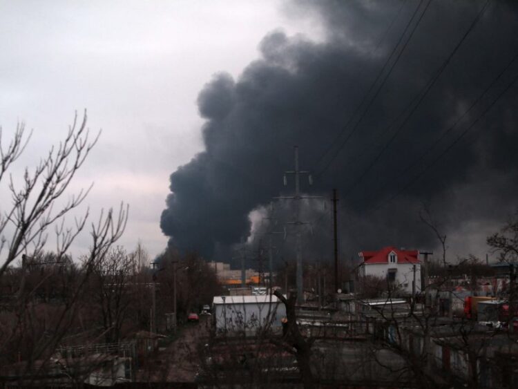 Bombardeos rusos en Odesa destruyen refinería