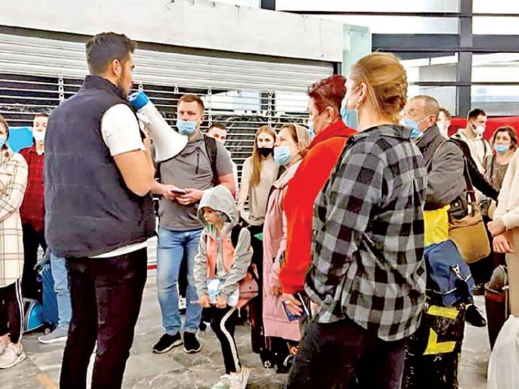 Varados en Tijuana, 2 mil 100 rusos y ucranianos